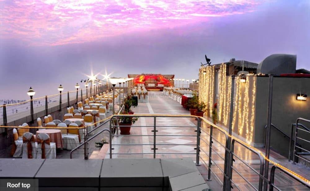 Ramada Plaza By Wyndham Palm Grove Ξενοδοχείο Βομβάη Εξωτερικό φωτογραφία Rooftop of the hotel