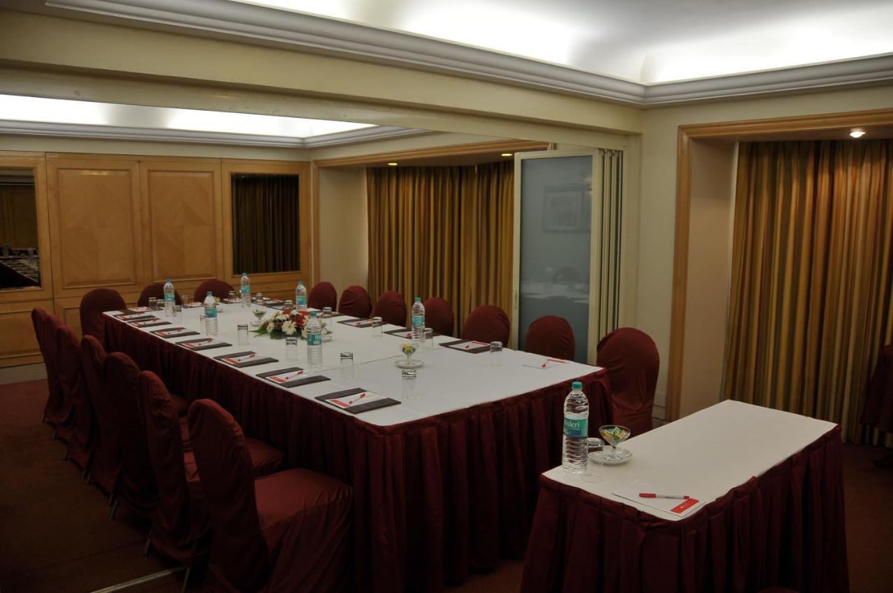 Ramada Plaza By Wyndham Palm Grove Ξενοδοχείο Βομβάη Εξωτερικό φωτογραφία A meeting room at a hotel