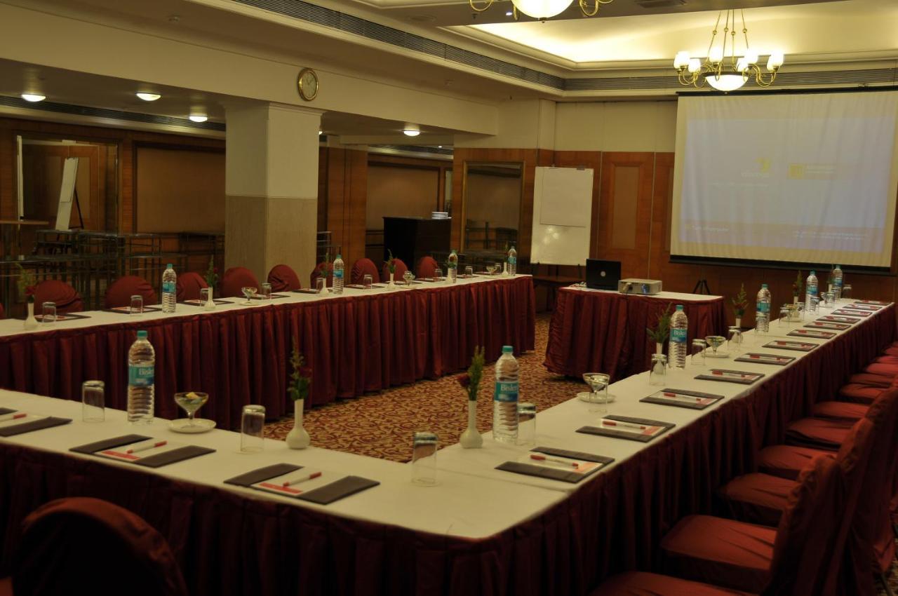 Ramada Plaza By Wyndham Palm Grove Ξενοδοχείο Βομβάη Εξωτερικό φωτογραφία A meeting room at a hotel